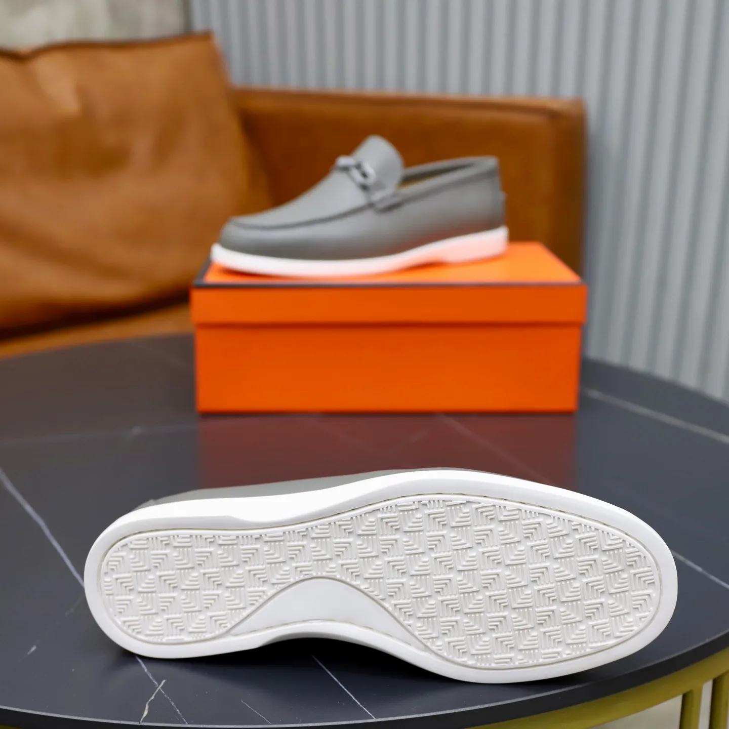 Ex-factory price: 560💰Hermès/Hermès slip-on men's shoes. This shoe is made of imported pebbled cowhide. It has simple and smooth lines and is combined with aerodynamically designed 3CM rubber foam ultra-light soles! Youthful and fashionable, classic H-shaped hardware buckle decoration, calf lining gently wraps the feet, with logo cowhide feet, casual and urban style, highlighting youthful vitality, sports and leisure version, super versatile, code number: 38-39-40-41-42-43-44 standard leather shoe size (45 can be customized but does not support returns)